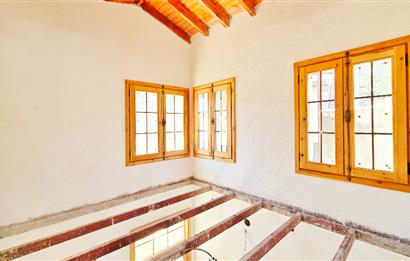 Datça Karaköyde 220 m2 Arsa içinde Taş ev ve Müştemilatı 