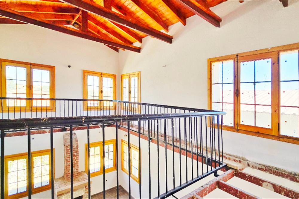 Datça Karaköyde 220 m2 Arsa içinde Taş ev ve Müştemilatı 