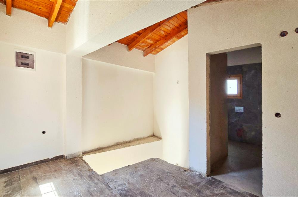 Datça Karaköyde 220 m2 Arsa içinde Taş ev ve Müştemilatı 