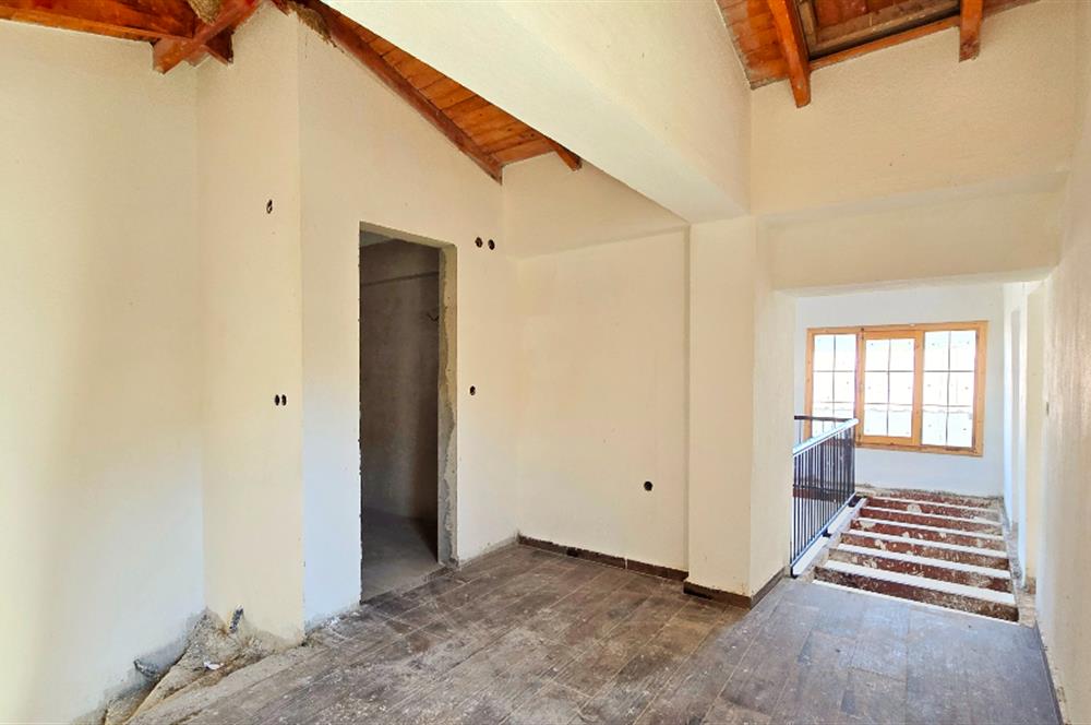 Datça Karaköyde 220 m2 Arsa içinde Taş ev ve Müştemilatı 