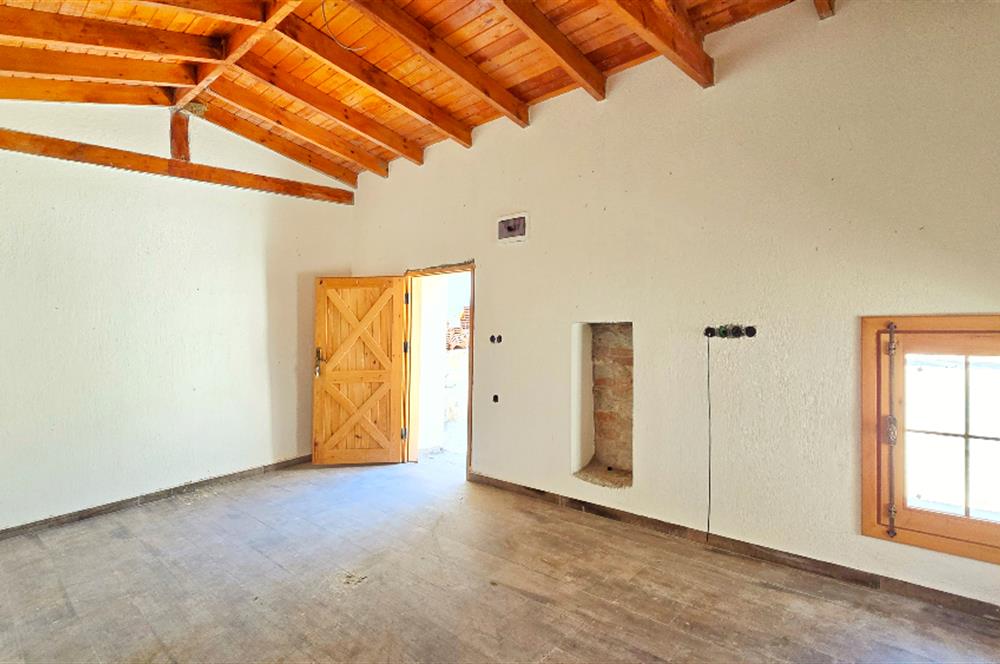 Datça Karaköyde 220 m2 Arsa içinde Taş ev ve Müştemilatı 