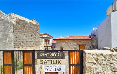 Datça Karaköyde 220 m2 Arsa içinde Taş ev ve Müştemilatı 
