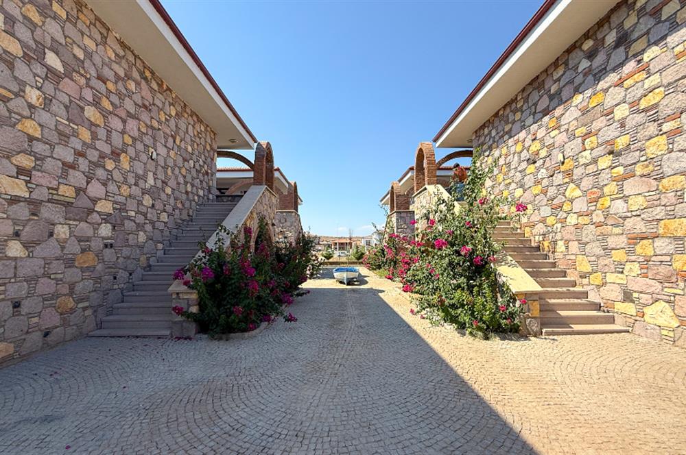 Küçükköyde Satılık, Taş Mimarili Han İçinde,Havuzlu 1+1 Daire