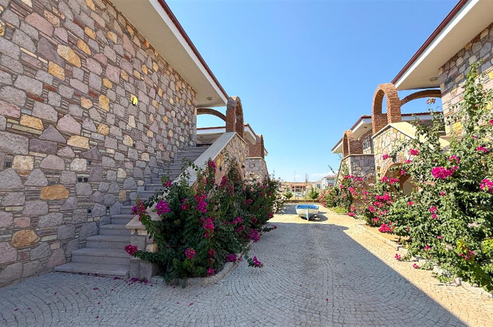 Küçükköyde Satılık, Taş Mimarili Han İçinde,Havuzlu 1+1 Daire