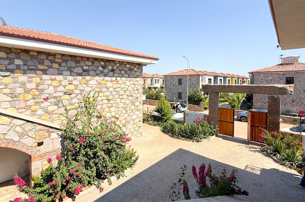 Küçükköyde Satılık, Taş Mimarili Han İçinde,Havuzlu 1+1 Daire
