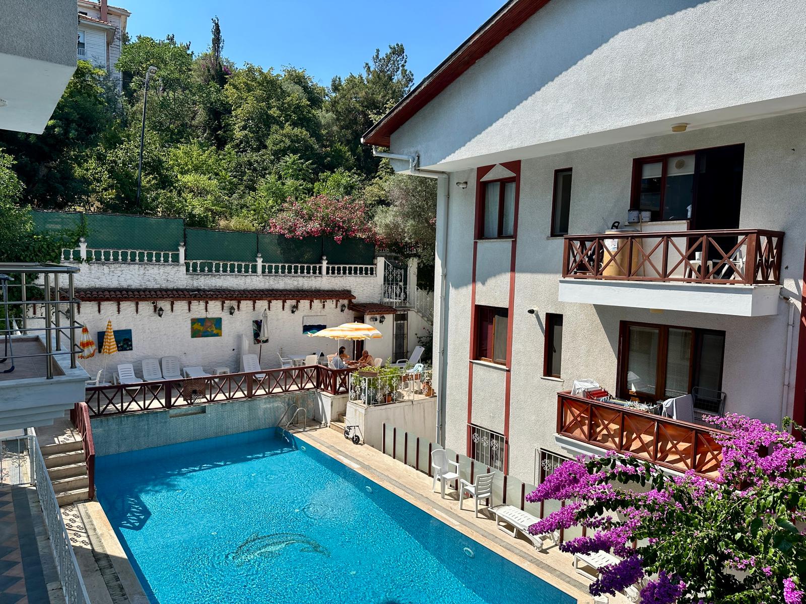 BÜYÜKADA MELODİ SİTESİ EŞYALI HAVUZLU BAKIMLI GENİŞ KİRALIK 2+1