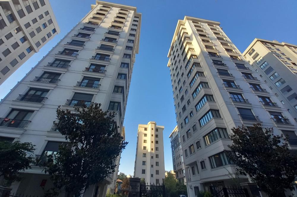 ERENKÖY ERGUVAN EVLER SİTESİNDE ARAKAT BALKONLU 3+1 DAİRE