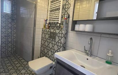 GALATA'YA KOMŞU MEŞRUTİYET CADDESİNDE TARİHİ BİNADA KİRALIK