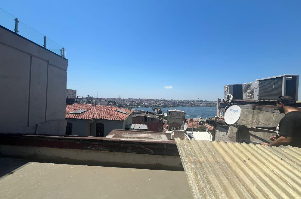 GALATA'YA KOMŞU MEŞRUTİYET CADDESİNDE TARİHİ BİNADA KİRALIK