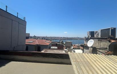 GALATA'YA KOMŞU MEŞRUTİYET CADDESİNDE TARİHİ BİNADA KİRALIK