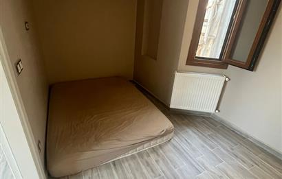 GALATA'YA KOMŞU MEŞRUTİYET CADDESİNDE TARİHİ BİNADA KİRALIK