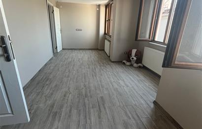 GALATA'YA KOMŞU MEŞRUTİYET CADDESİNDE TARİHİ BİNADA KİRALIK