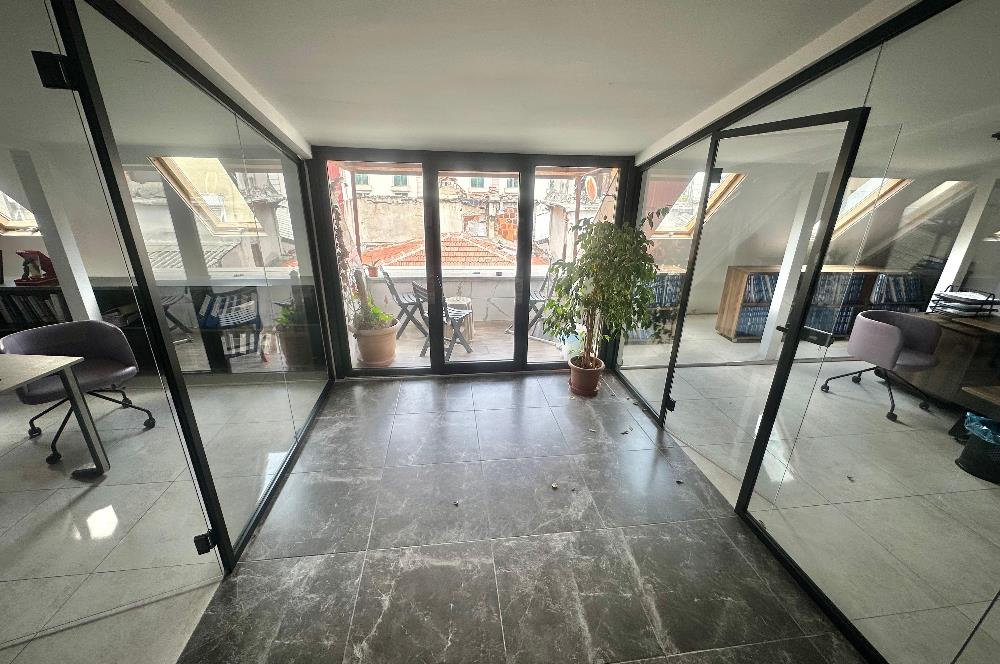 Şişli'de 2 Katlı, Caddeye Yakın Eşyalı Hazır Ofis