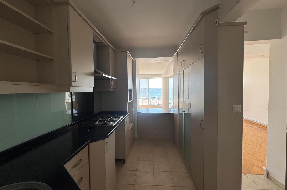 Karşıyaka'nın Kalbinde Full Deniz Manzaralı 3+1 Satılık Daire 