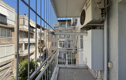 Karşıyaka'nın Kalbinde Full Deniz Manzaralı 3+1 Satılık Daire 