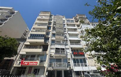 Karşıyaka'nın Kalbinde Full Deniz Manzaralı 3+1 Satılık Daire 