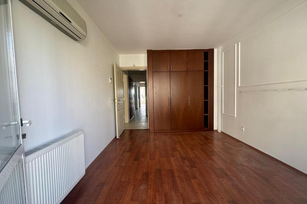 Karşıyaka'nın Kalbinde Full Deniz Manzaralı 3+1 Satılık Daire 