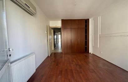 Karşıyaka'nın Kalbinde Full Deniz Manzaralı 3+1 Satılık Daire 
