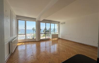 Karşıyaka'nın Kalbinde Full Deniz Manzaralı 3+1 Satılık Daire 