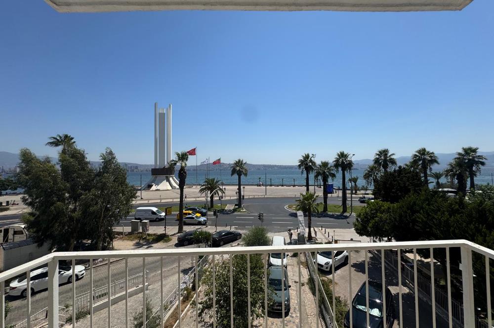 Karşıyaka'nın Kalbinde Full Deniz Manzaralı 3+1 Satılık Daire 