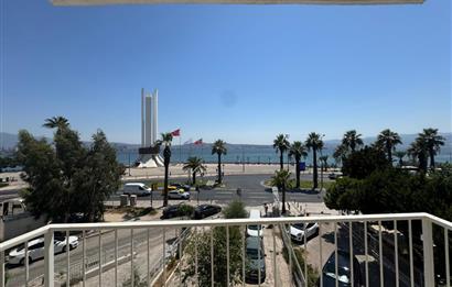 Karşıyaka'nın Kalbinde Full Deniz Manzaralı 3+1 Satılık Daire 