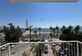 Karşıyaka'nın Kalbinde Full Deniz Manzaralı 3+1 Satılık Daire 