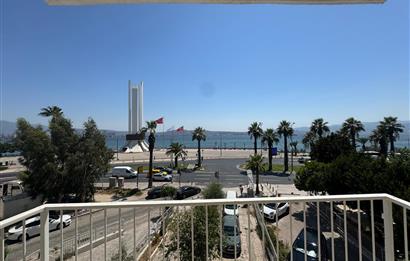Karşıyaka'nın Kalbinde Full Deniz Manzaralı 3+1 Satılık Daire 