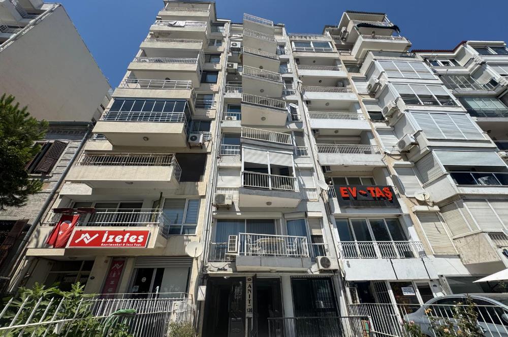 Karşıyaka'nın Kalbinde Full Deniz Manzaralı 3+1 Satılık Daire 