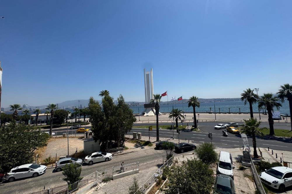 Karşıyaka'nın Kalbinde Full Deniz Manzaralı 3+1 Satılık Daire 