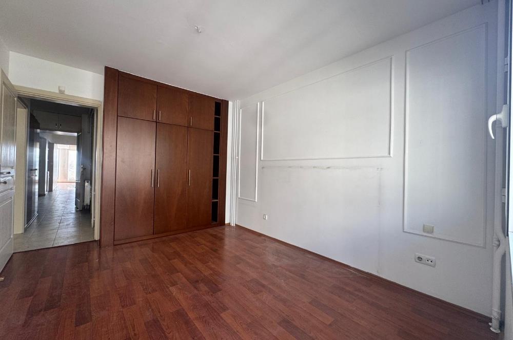 Karşıyaka'nın Kalbinde Full Deniz Manzaralı 3+1 Satılık Daire 