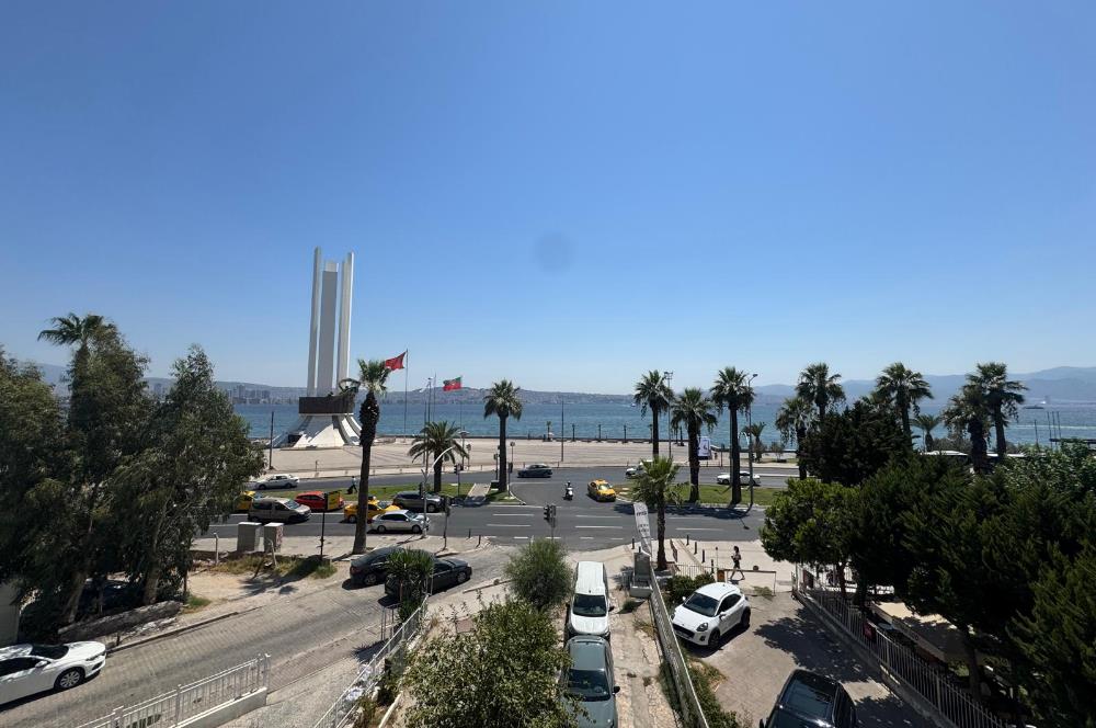 Karşıyaka'nın Kalbinde Full Deniz Manzaralı 3+1 Satılık Daire 