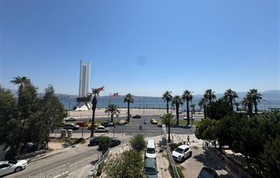 Karşıyaka'nın Kalbinde Full Deniz Manzaralı 3+1 Satılık Daire 