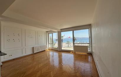 Karşıyaka'nın Kalbinde Full Deniz Manzaralı 3+1 Satılık Daire 