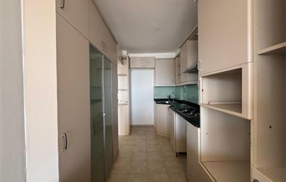 Karşıyaka'nın Kalbinde Full Deniz Manzaralı 3+1 Satılık Daire 