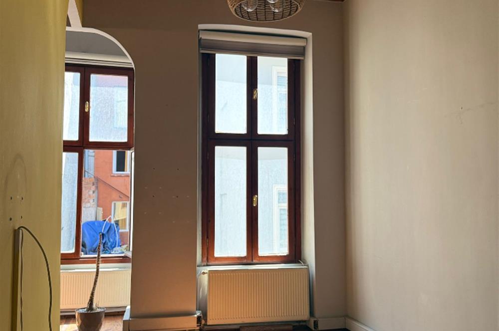 İSTİKLAL CADDESİ PARALELİNDE MEYDANA ÇOK YAKIN SATILIK OFİS