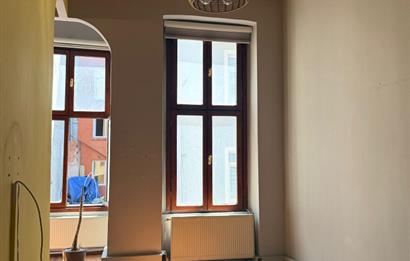 İSTİKLAL CADDESİ PARALELİNDE MEYDANA ÇOK YAKIN SATILIK OFİS