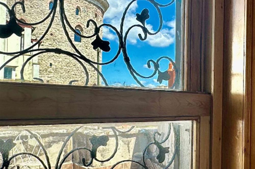 GALATA'NIN EN GÜZEL SOKAĞINDA TERASLI MANZARALI SATILIK DAİRE