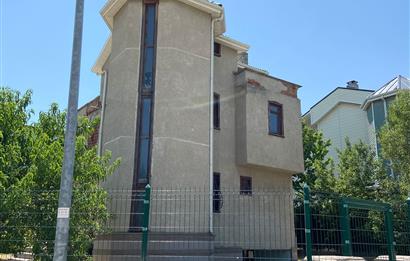 EYMİR MAHALLESİNDE SATILIK VİLLA 