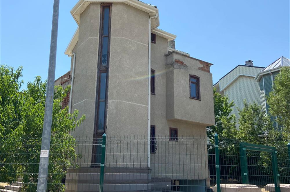 EYMİR MAHALLESİNDE SATILIK VİLLA 