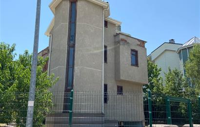 EYMİR MAHALLESİNDE SATILIK VİLLA 