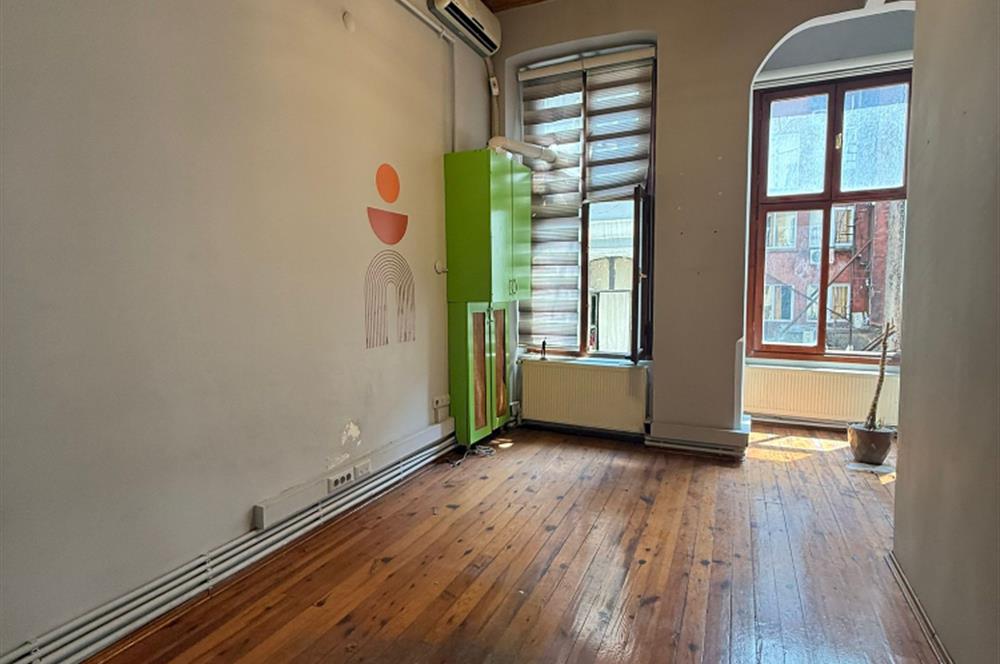 İSTİKLAL CADDESİ PARALELİNDE MEYDANA ÇOK YAKIN SATILIK OFİS