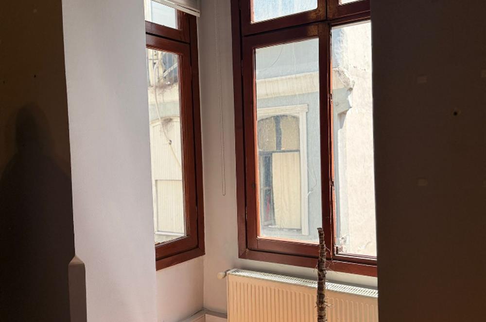 İSTİKLAL CADDESİ PARALELİNDE MEYDANA ÇOK YAKIN SATILIK OFİS