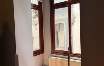 İSTİKLAL CADDESİ PARALELİNDE MEYDANA ÇOK YAKIN SATILIK OFİS