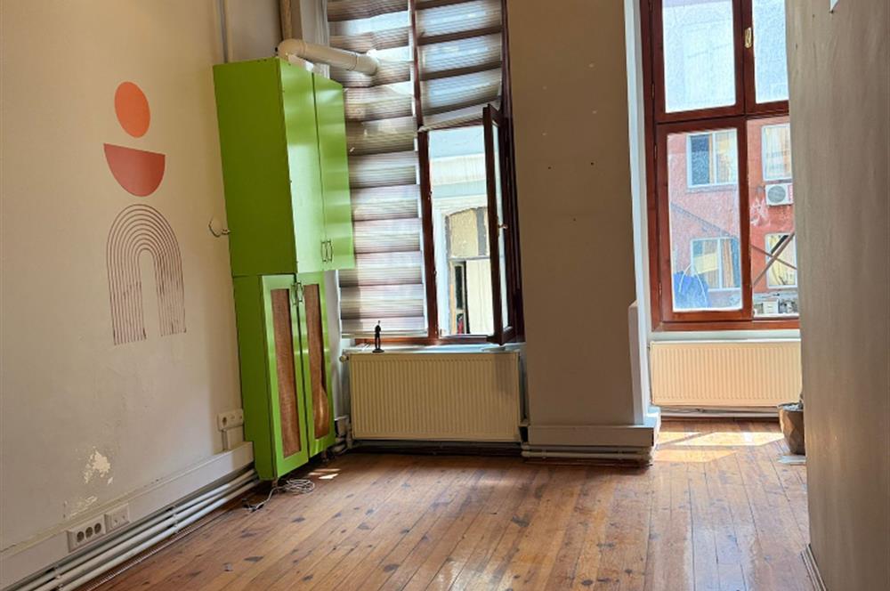 İSTİKLAL CADDESİ PARALELİNDE MEYDANA ÇOK YAKIN SATILIK OFİS