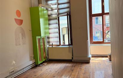 İSTİKLAL CADDESİ PARALELİNDE MEYDANA ÇOK YAKIN SATILIK OFİS