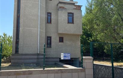 EYMİR MAHALLESİNDE SATILIK VİLLA 