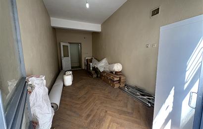 KARŞIYAKA FİKRİ ALTAY MAH'DE BAKIMLI SATILIK DÜKKAN 