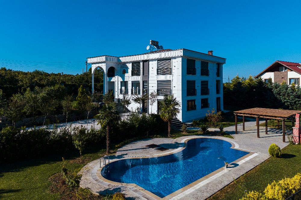 Century 21'den Efirli'de Eşi Benzeri Olmayan Satılık Malikane..