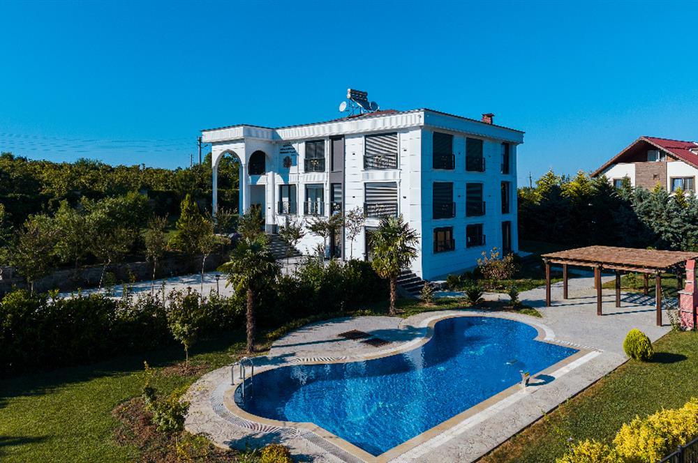Century 21'den Efirli'de Eşi Benzeri Olmayan Satılık Malikane..