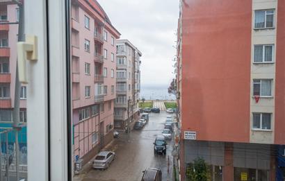 C21 Cius; Cadde Üzerinde Deniz Manzaralı Satılık Arakat Daire